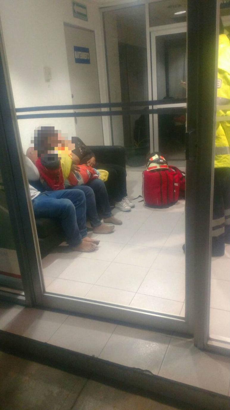 Dolor. La madre abrazaba al cuerpo de su bebé que recibió un impacto de bala.