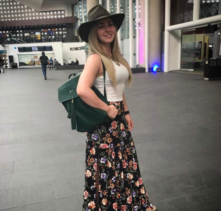 Hace unos días otra famosa que enfrentó críticas en Instagram fue Sherlyn, por una imagen en la que aparece leyendo en bikini.