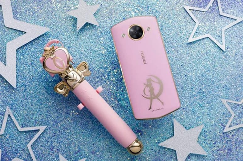 El diseño tendrá una tonalidad rosa, con bordes dorados y la silueta de 'Sailor Moon', haciendo su clásica pose, en el reverso. (ESPECIAL)