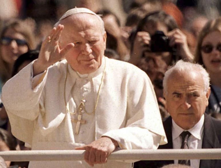 El suceso tuvo lugar mientras Juan Pablo II se desplazaba por la Plaza en un vehículo abierto. (ARCHIVO)