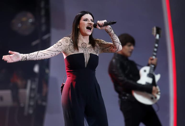La cantante italiana, Laura Pausini, ganadora del Grammy, que alcanzó fama gracias a temas como Se fue, Entre tú y mil mares y Amores extraños, festeja este martes su cumpleaños 43. (ARCHIVO)