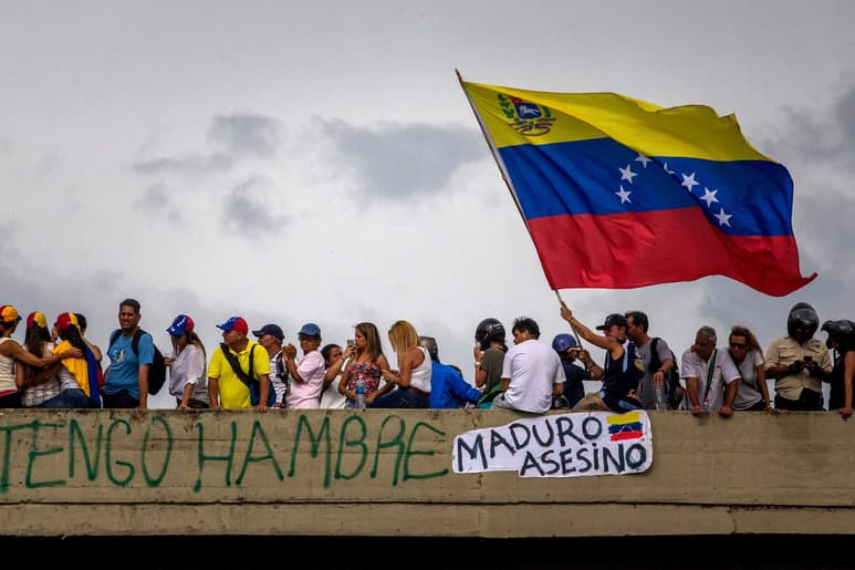 'Desde la Tierra Mágica de Amazonas camina el espíritu guerrero de los indígenas contra la tiranía y la discriminación', escribió Guarulla en su cuenta de Twitter que acompañó el mensaje con un afiche en el que se invita a la 'Gran marcha de chamanes y maracas'. (ARCHIVO)