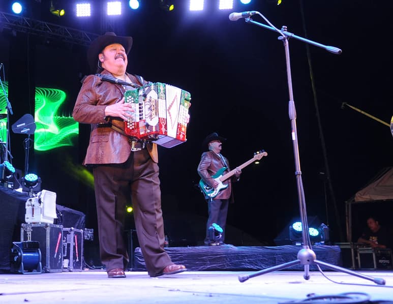 El músico Ramón Ayala se presentó anoche en la Plaza Mayor. (RAMÓN SOTOMAYOR)