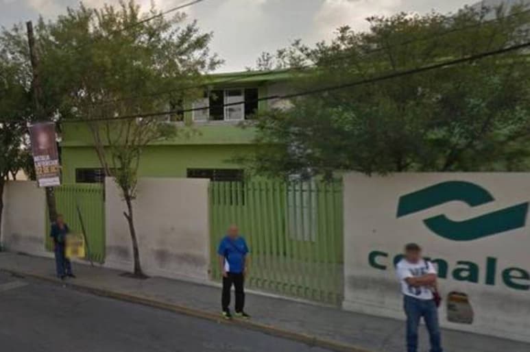 En riña. Los dos jóvenes sostuvieron una riña en el exterior de su plantel educativo.