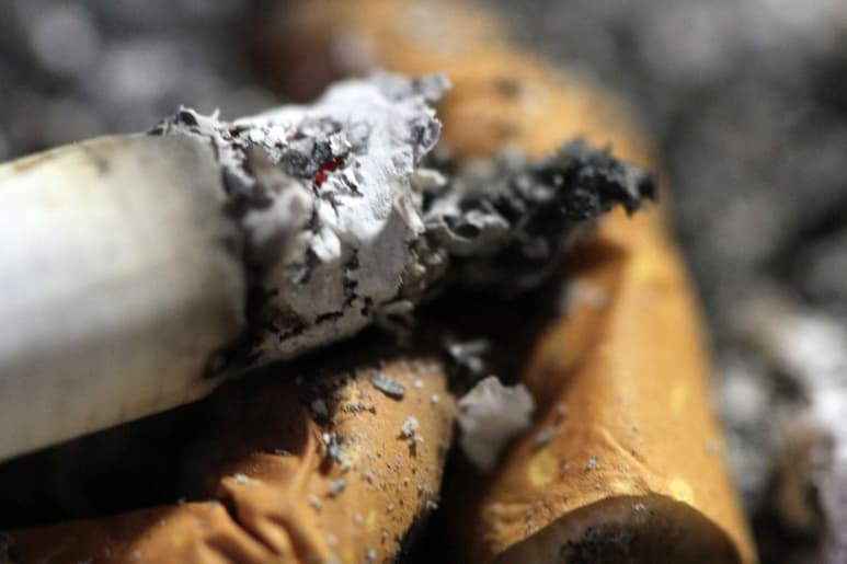 Tiene un impacto catastrófico en el medio ambiente por los ingredientes tóxicos en los residuos de cigarrillos, toneladas de humo cancerígeno y el uso de pesticidas. (ARCHIVO)