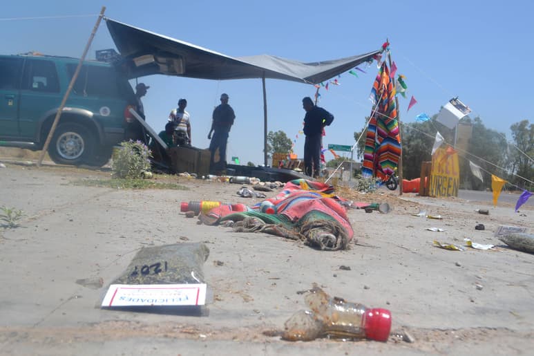 Accidente. Tráiler pierde dos llantas en carretera Gómez Palacio- Jiménez, derribó un puesto y dañó un Torton. (EL SIGLO DE TORREÓN)