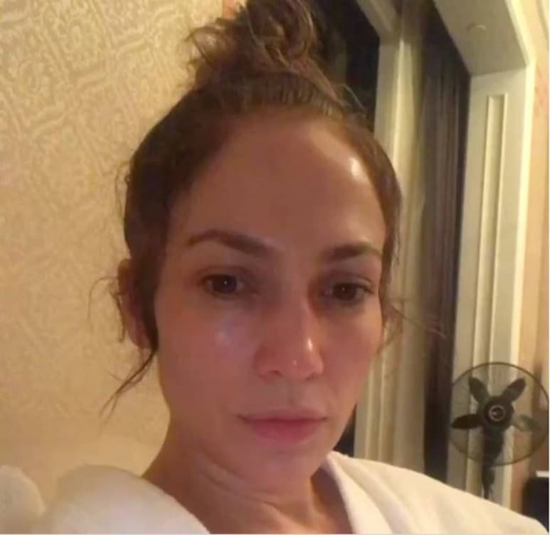 Al natural. Jennifer López, ha dejado a un lado el glamour y los trajes de gala para mostrarse sin maquillaje, ni extensiones.