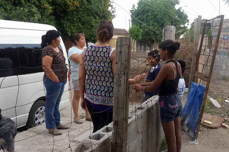 Apoyo. Personal de Atención Ciudadana y del DIF brindaron ayuda a los menores.
