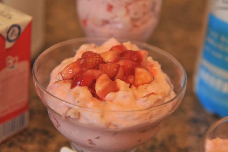 Postre Crema Lala con fresas y plátanos