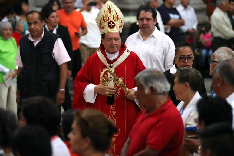 Para celebrar sus 75 años el cardenal Norberto Rivera Carrera se reunió con su equipo más cercano en la Arquidiócesis y al finalizar se tomaron una fotografía. (ARCHIVO)