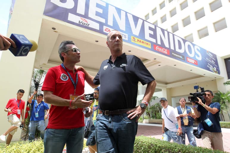 En la ceremonia estuvieron Enrique Bonilla, presidente Ejecutivo de la Liga MX, así como el argentino Matías Almeyda, director técnico de Chivas. (EFE)