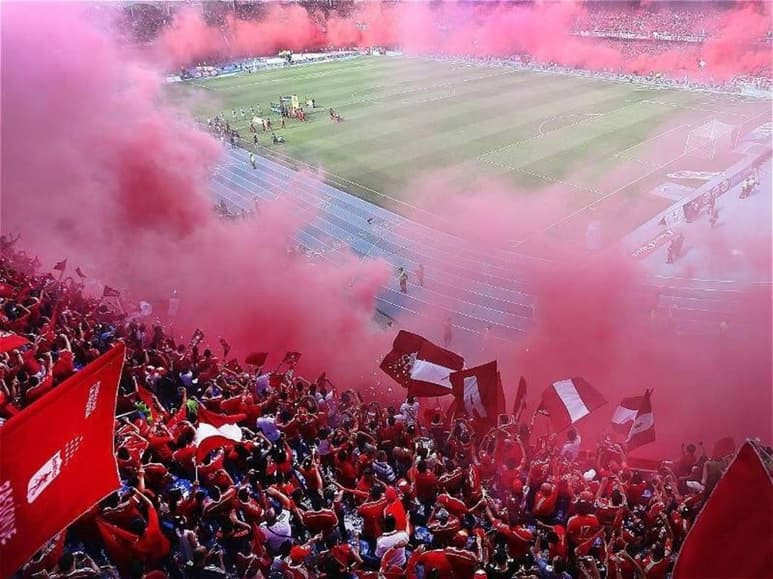Barrabravas atacaron en la cancha a policías en un partido anterior.s América tendrá que jugar sin aficionados