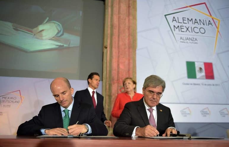 En el Museo Interactivo de Economía, en el centro de la Ciudad de México, el presidente Enrique Peña Nieto y la canciller de Alemania, Angela Merkel, fueron testigos de las firmas. (ESPECIAL)