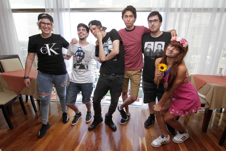 Visita. Diversos youtubers como Rubius (centro), Yellow Mellow (izq), Fernanfloo (playera roja) y Elvisa Yomastercard (der), explican algunas de las complicaciones de su labor.