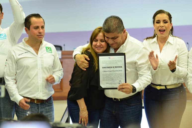 Miguel Riquelme acudió al IEC acompañado de su esposa. (FERNANDO COMPEÁN)