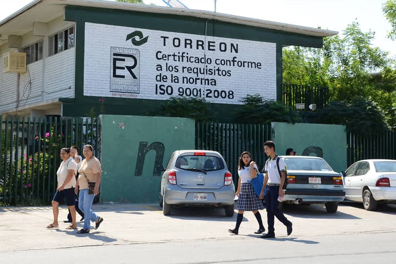 Ayuda. Jóvenes embarazadas concluyen sus estudios de bachillerato gracias a apoyo de docentes. (ARCHIVO)