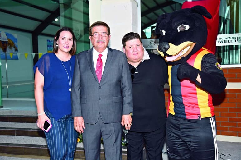 Consuelo Macías de Noyola, Carlos Noyola Cedillo, Carlos Noyola Cossío y la mascota ‘Rotty’.