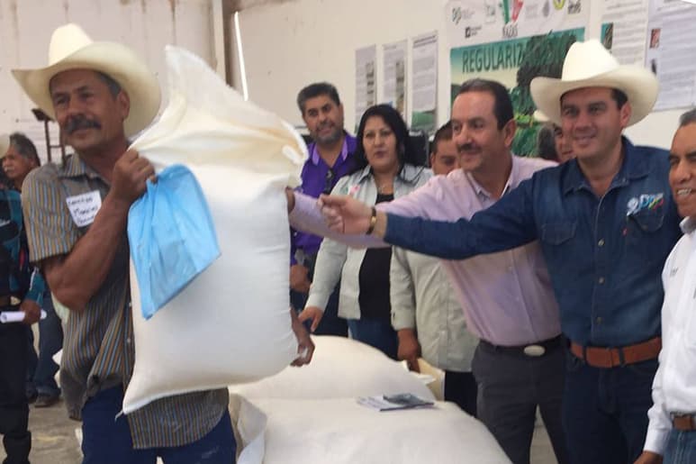 Entrega. El insumo se hará llegar a más familias del campo lagunero.