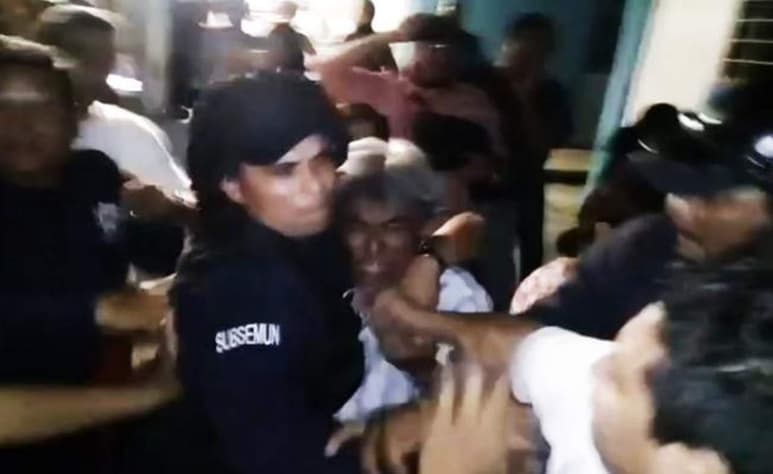 Al difundirse la denuncia, un grupo de personas trató de linchar al maestro en las instalaciones del centro escolar, pero fue impedido por autoridades. (TWITTER)