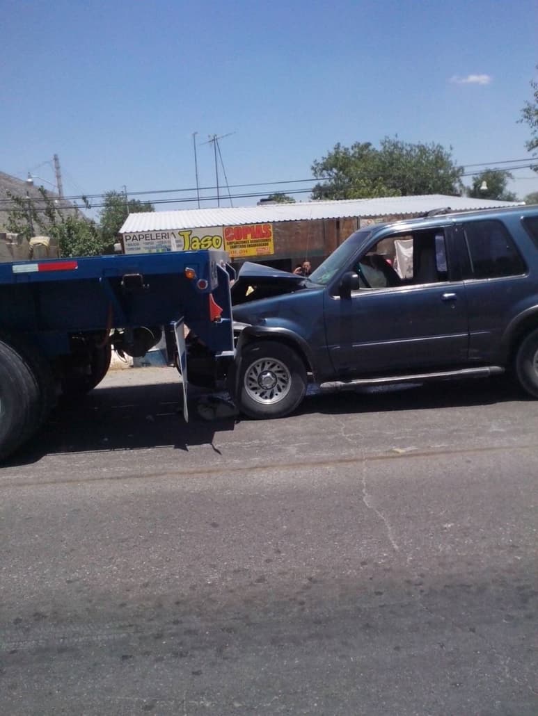 Percance. La camioneta chocó en la parte posterior del remolque del tractocamión. (EL SIGLO DE TORREÓN)