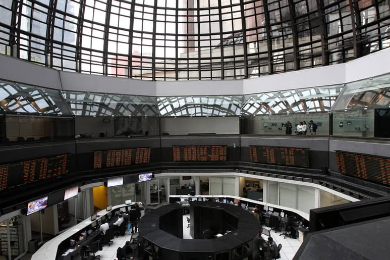 Baja. En una sesión de pocos referentes económicos y a la espera de la decisión del Banxico.