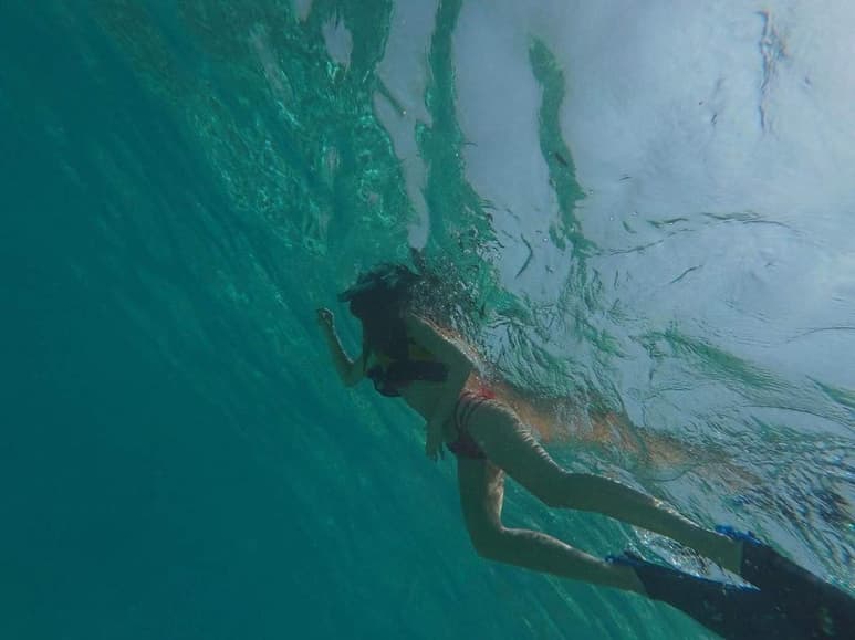 La modelo fue captada por su esposo mientras disfrutaba del mar de Maldivas, durante su luna de miel. (INSTAGRAM)