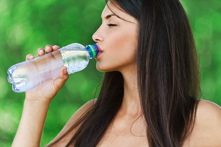 El agua alcalina es aquella que tiene un pH (nivel de acidez) por encima de 7.5, lo cual se logra aumentando el nivel de minerales como calcio, magnesio, sodio o potasio; haciéndola más rica en oxígeno, y al parecer más sana para el organismo. (ARCHIVO)