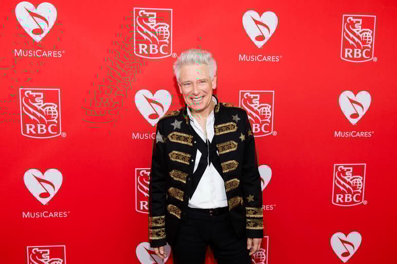 Reconocimiento. Adam Clayton, bajista de U2, recibió un premio de MusiCares de la Academia de Grabación.