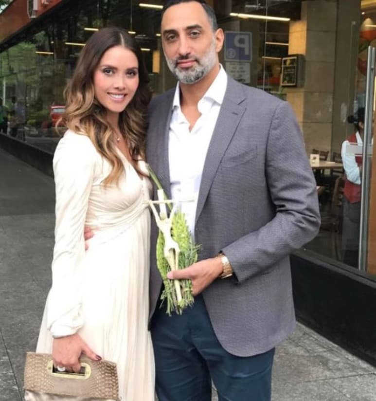 Sí acepta. La famosa actriz, originaria de Santiago Papasquiaro, dio la noticia de su compromiso en las redes sociales. (ESPECIAL)