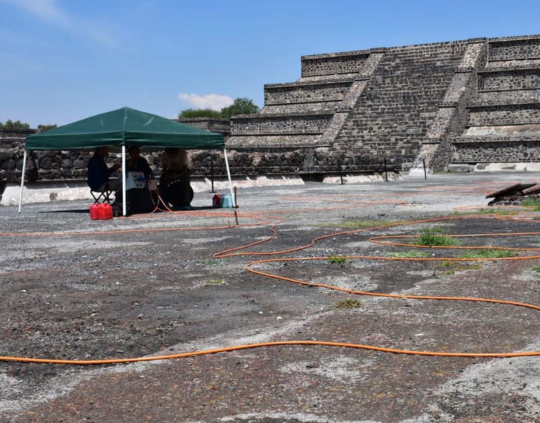 La especialista dijo que, de ser cierto, este túnel confirmaría que los teotihuacanos reprodujeron el mismo patrón de túneles asociados a sus grandes monumentos, como la Pirámide del Sol y el Templo de Quetzalcóatl, en una especie de emulación del inframundo. (NOTIMEX)