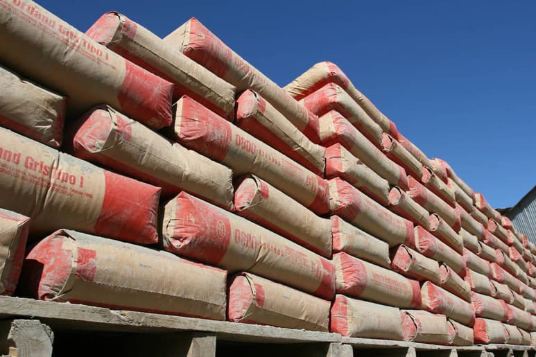 Insumos. Ante el incremento desmedido de 15 por ciento en el precio del cemento, analizan constructores importarlo. 