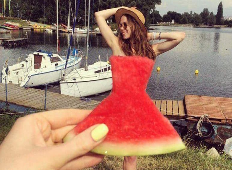 Cortan la sandía en forma de vestido y luego la ponen en primer plano al tomar la fotografía. (INTERNET)