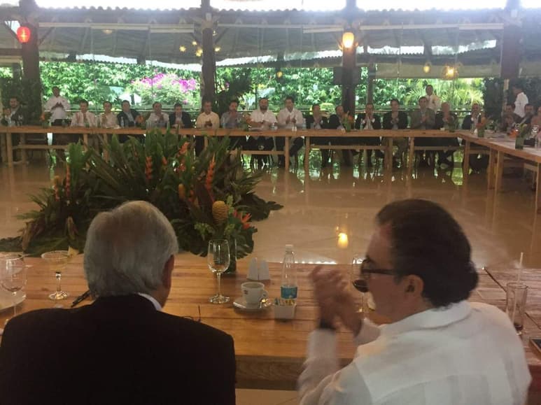 A través de redes sociales, el tabasqueño subió una imagen de la reunión, además publicó 'Hoy dimos a conocer nuestra propuesta a empresarios poblanos'. (TWITTER)