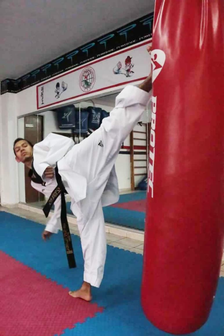 El atleta, a pesar de su discapacidad auditiva, ha destacado de gran manera y ha recibido premios importantes. (EL SIGLO DE TORREÓN)