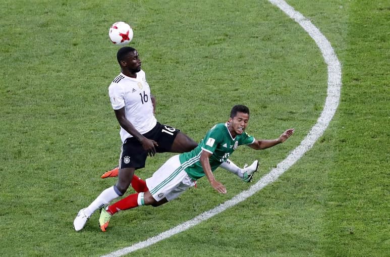 Antonio Rudiger (i) llega procedente de la Roma y jugó la pasada Copa Confederaciones con Alemania. (EFE)