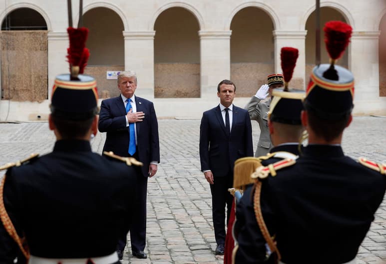 Trump y su esposa, Melania, fueron acogidos por la pareja Macron a la entrada de los Inválidos, en cuyo interior, y en presencia solo de los dos presidentes, la Guardia Republicana interpretó los respectivos himnos nacionales. (AP)