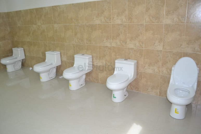 En el baño de mujeres, se cuenta con cinco inodoros pero sólo hay un bote para basura; en el caso del baño de los hombres, la situación es similar. (ANGÉLICA SANDOVAL)