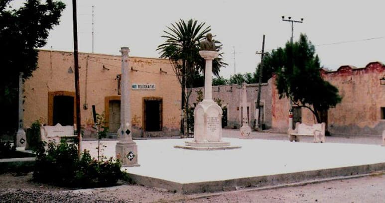 Placita frente al lado norte de la Iglesia, con el busto del Presidente Juárez al centro. c.a.1990.