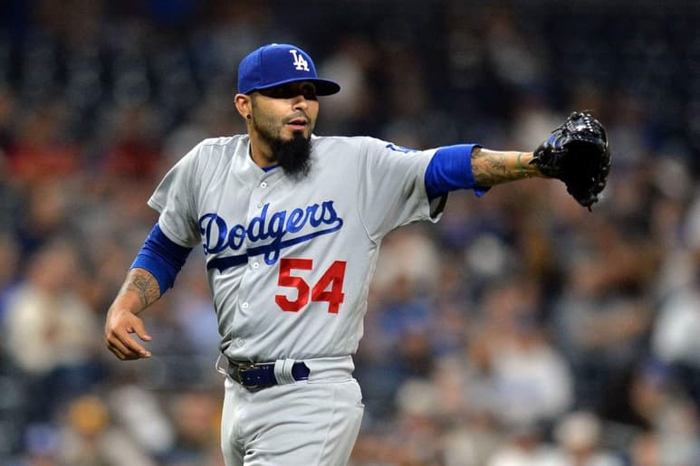 Sergio Romo tenía marca de 1-1 y efectividad de 6.12 en 30 salidas con Los Ángeles. (Archivo)
