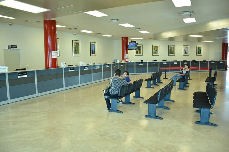 Ciudadanos acudieron a Tesorería a realizar pagos, pero se encontraron con que las autoridades no dejaron guardias, debido alas vacaciones decembrinas adelantadas.En el segundo nivel del estacionamiento subterráneo -donde se pagan multas viales- se atenderá a los contribuyentes de Predial y Pavimento. (FERNANDO COMPEÁN)