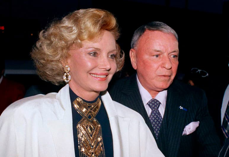 La exmodelo de Las Vegas se casó con Sinatra en 1976 y fue la última de sus cuatro esposas. La pareja permaneció unida durante 22 años, hasta la muerte del cantante en 1998. (AP)