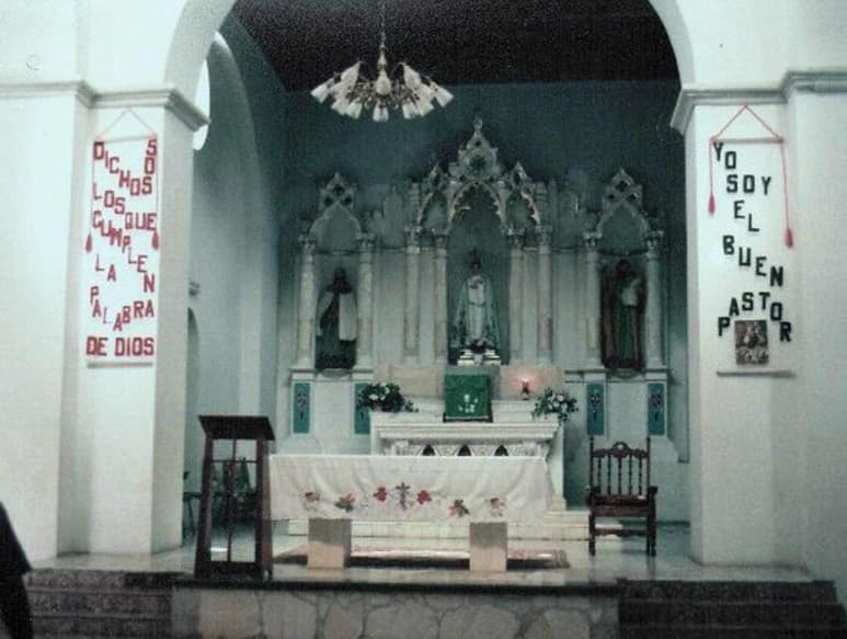 Altar mayor de la Iglesia Parroquial de Viesca. La Virgen de la Luz. Señor San José y Santiago Apóstol. c.a. 1990.