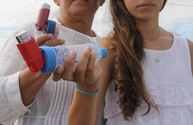 Las crisis de pacientes con asma bronquial suelen incrementarse ante la exposición a alérgenos como pólenes de árboles, pastos y malezas, aunados a la contaminación atmosférica. (ARCHIVO)