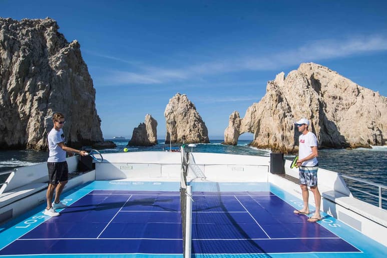 Tomas Berdych (i) y Sam Querrey son dos de los favoritos para ganar el Abierto de Los Cabos. Berdych y Querrey pelotean en el mar