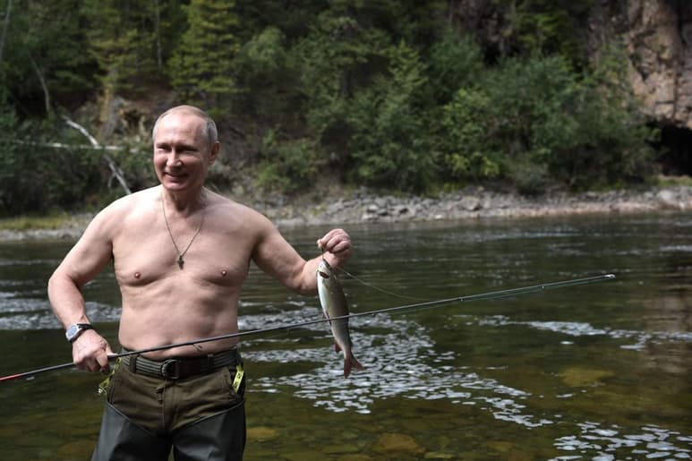 'Es una buena pesca', dijo Putin sonriendo, mostrando su botín. El presidente tenía el torso desnudo. (TWITTER)