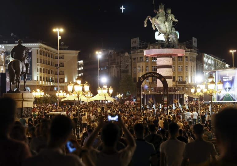 Ambiente en la ciudad macedonia de Skopje, donde hoy se disputará la final de la Supercopa de Europa. (EFE)