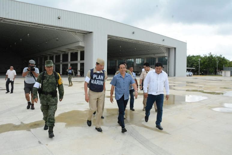 Luego de la detención de presunta líder de cártel, el gobernador de Quintana Roo, Carlos González ( camisa azul) dijo que era un proceso en bien de la seguridad del estado.
