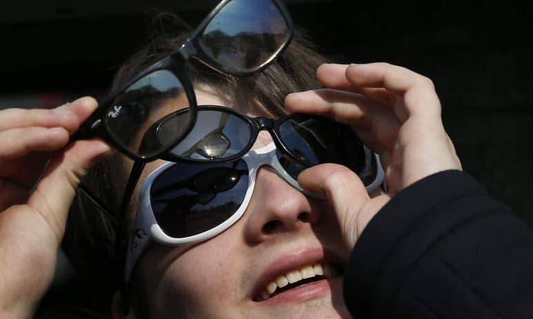 Las personas deberán adquirir lentes especiales o telescopios que incluyan filtros que protejan la vista. (ARCHIVO)