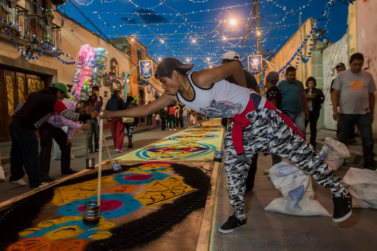 Como cada año, miles de visitantes nacionales y extranjeros acudieron la noche del 14 de agosto para admirar los tapetes y las alfombras que los artesanos elaboran en honor a la Virgen de la Caridad. (NOTIMEX)