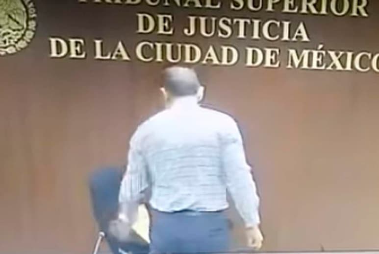 En los mismos se aprecia en un video difundido en redes sociales que una persona dentro de una sala rompe el tapiz de una silla, actos que se le atribuyeron a dicho juez. (ESPECIAL)